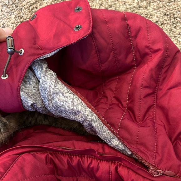 Women's Plum Puffer Vest with Faux Fur Trim - Picture 9 of 9